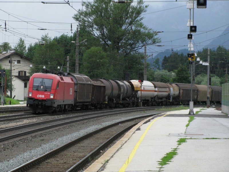 1116 119 mit einem G�terzug am 5.8.2008 in Brixlegg.