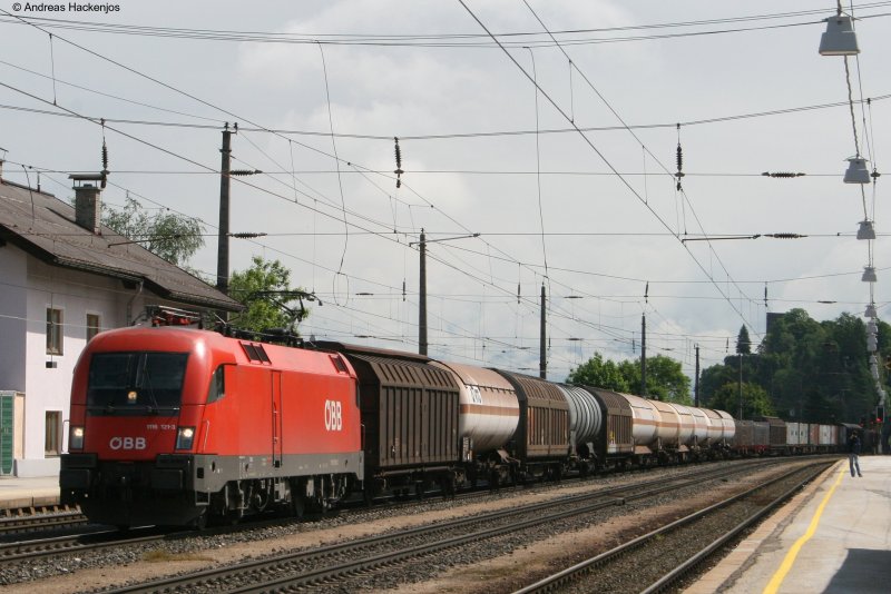 1116 121-3 mit einem Mischer bei der Durchfahrt Brixlegg gen Innsbruck am 23.5.08