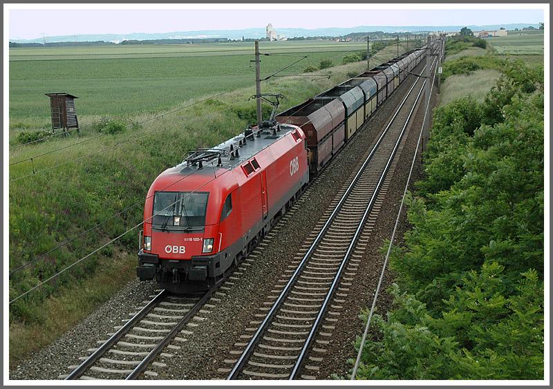 1116 122 mit einem Leerzug Richtung Wien, aufgenommen am 9.6.2006 kurz nach Gramatneusiedl.