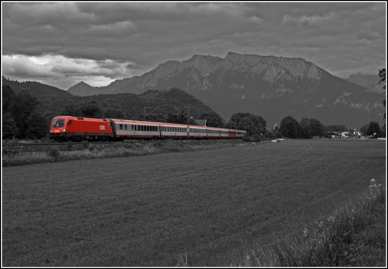 1116 124 mit dem OEC 565  ZUKUNFTSZENTRUM TIROL , von Innsbruck nach Wien Westbahnhof. Hier als S/W mit ein bissel Farbe.