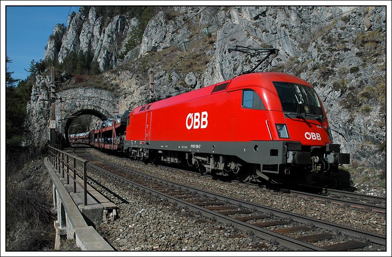 1116 124 mit einem Autganzzug nach dem Verlassen des 13,55 Meter langen Krausel-Tunnel am Semmering kurz vor Breitenstein, aufgenommen am 30.3.2008.