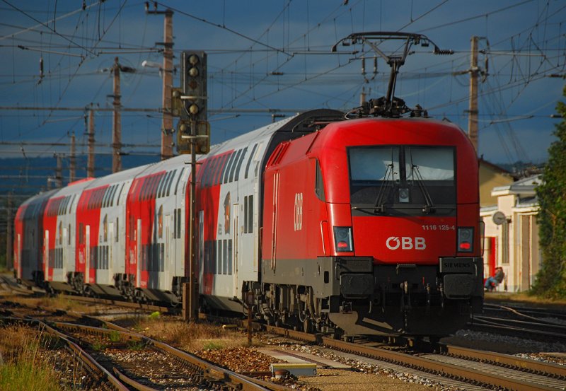 1116 125-4 schiebt den R 2222 von Wiener Neustadt Hbf. nach Retz und wird in wenigen Sekunden im Bahnhof Korneuburg Halt machen. Das Foto entstand am 06.10.2008.