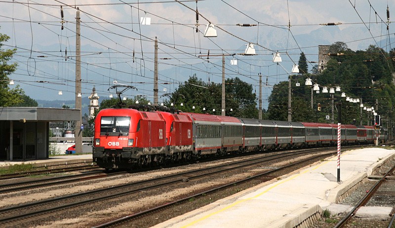 1116 126 und 1116 152 mit dem aus 15 Wagen bestehenden OEC 162  Transalpin  am 08.08.2009 in Brixlegg.