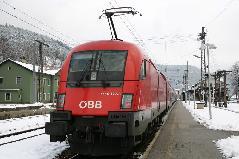 1116 127-0 wartet mit einem Eilzug am 26.12.2005 im winterlichen Payerbach-Reichenau auf die Abfahrt Richtung Wien.