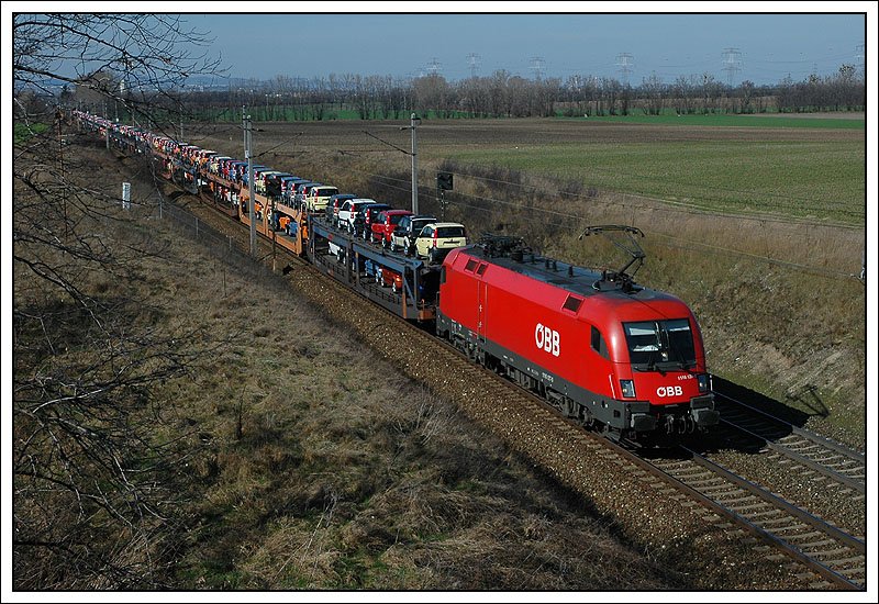 1116 127 mit einem Autoganzzug am 11.3.2007 ca. 2 km. westlich von Gramatneusiedl.