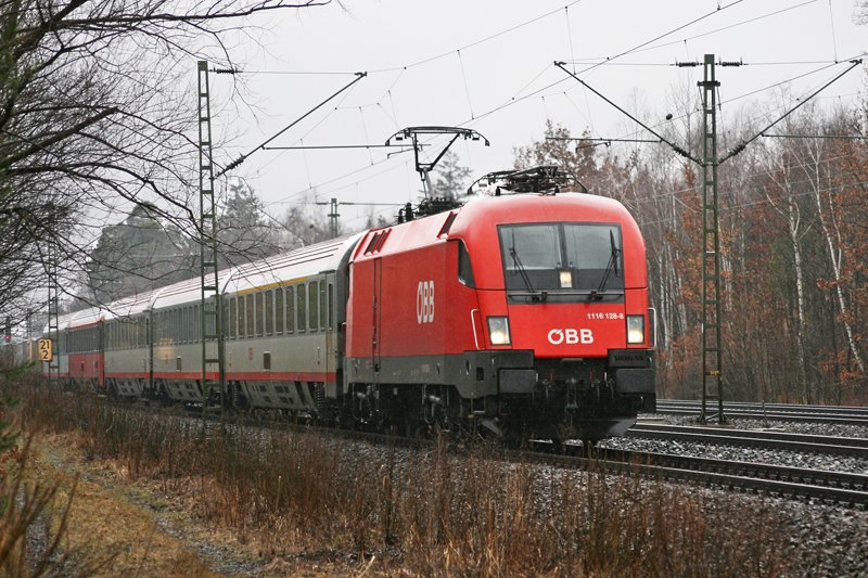 1116 128 zieht den IC 65 Richtung sterreich. Aufgenommen am regnerischen 29.03.2009 in Haar (bei Mnchen). 