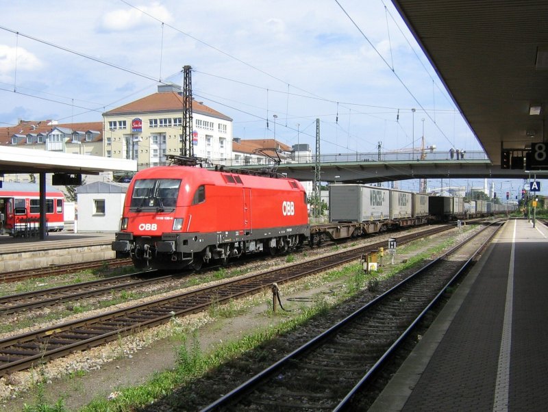 1116 130 rollt mit einem Gterzug am 15.8.2007 durch Regensburg.