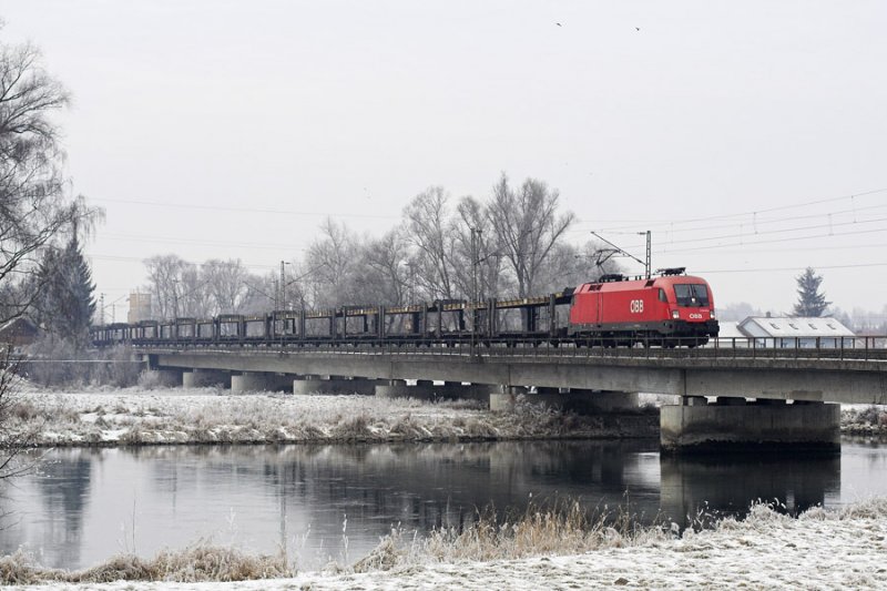 1116 131 im Januar 2009 auf der Plattlinger Isarbrcke auf dem Weg nach sterreich.