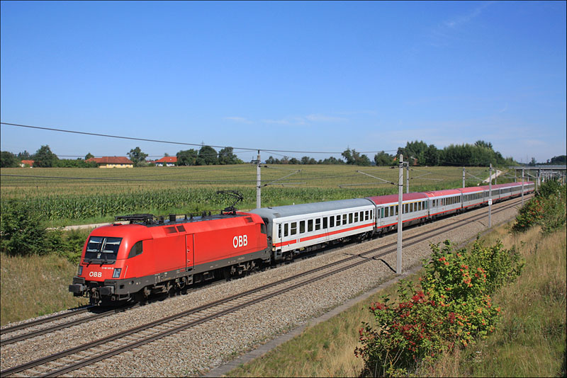 1116 131 mit dem EC 61 auf der Neubaustrecke zwischen Amstetten und St. Valentin mit seiner Hchstgeschwindigkeit - 200 km/h. 27.07.2009