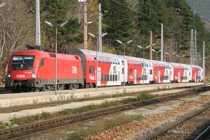 1116 132-0 mit dem E 2921 bei der Einfahrt in Payerbach-Reichenau. (11.11.2005)