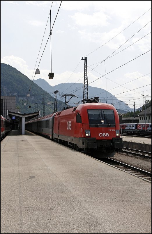 1116 134 verlsst mit dem OEC 669  Astronomie-Jahr 2009 , Bregenz - Graz Hbf, am Haken den Bahnhof Kufstein. (02.08.2009)