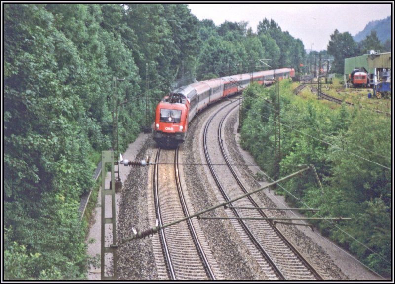 1116 135 fhrt mit dem OEC 161  Maria Theresia  nach Wien Westbahnhof. Am Zugschluss rollt 1116 170 mit. Aufgenommen im Sommer 2005 bei Kiefersfelden.