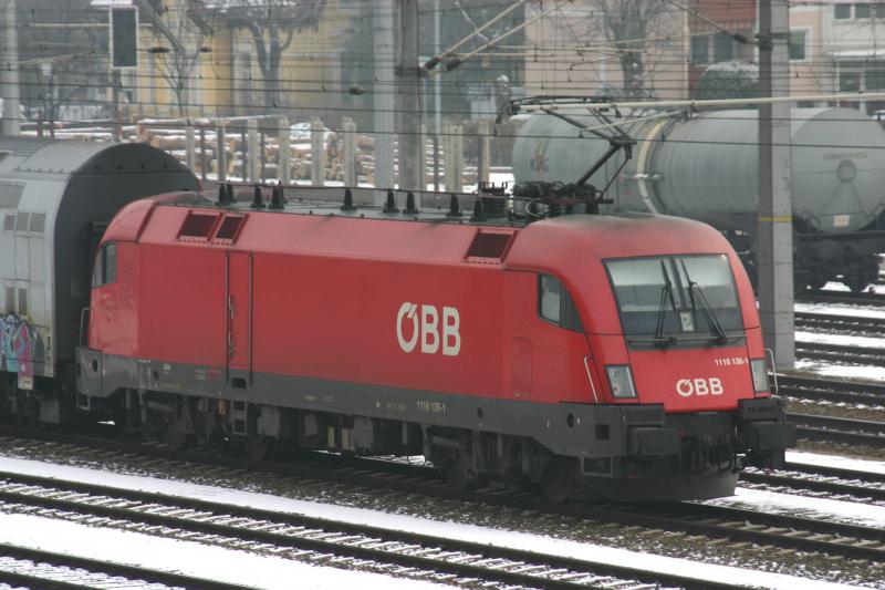 1116 136-1 mit einem Regionalzug bei der Einfahrt im Bahnhof Gloggnitz. (26.2.2006)