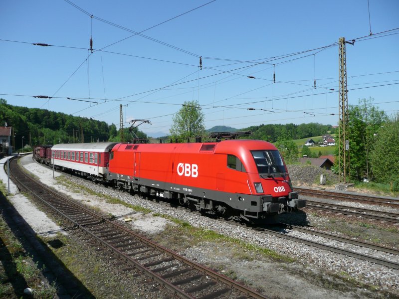 1116-136-1 mit Gterzug in Hallwang-Elixhausen am 14.5.2008.