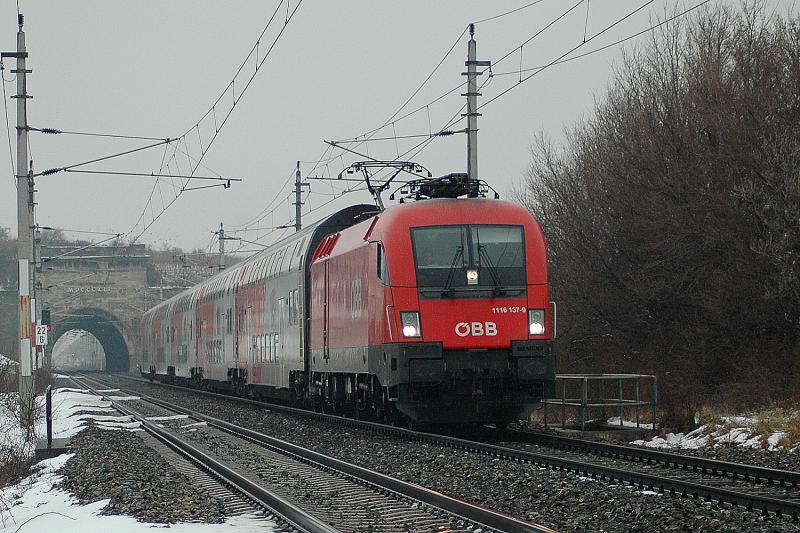 1116 137 mit einem Durchbinder zwischen Grumpoldskirchen und Pfaffsttten am 5.1.2006