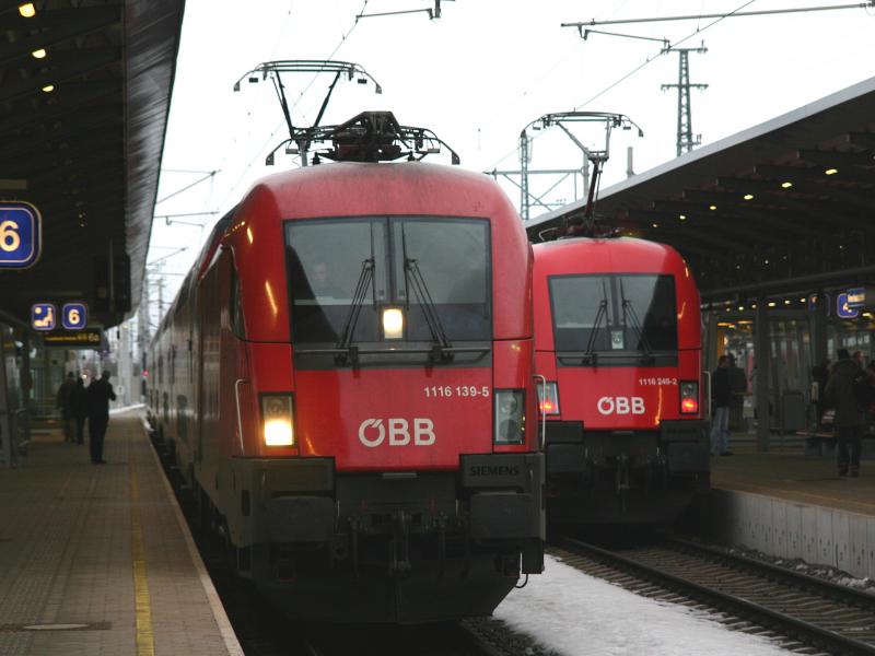 1116 139-5 + 1116 249-2 am 7.2.2006 im Bahnhof Wiener Neustadt.