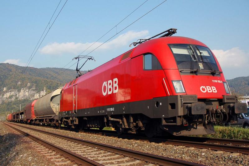 1116 139 ist am 13.10.2005 kurz nach Peggau-Deutschfeistritz mit einem GZ Richtung Graz unterwegs