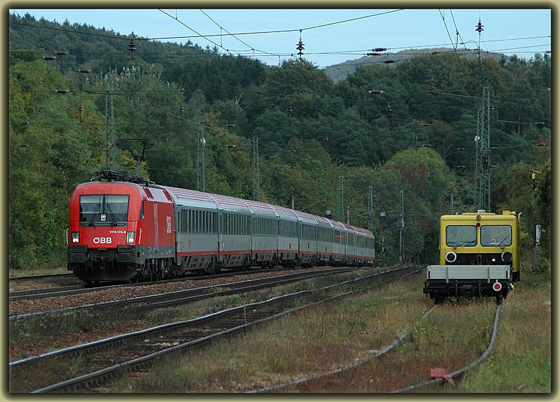 1116 139 bespannte am 7.10.2006 den OEC 566  Tiroler Festspiele Erl  von Wien Westbahnhof nach Bregenz. Die Aufnahme entstand bei der Durchfahrt in Rekawinkel.
