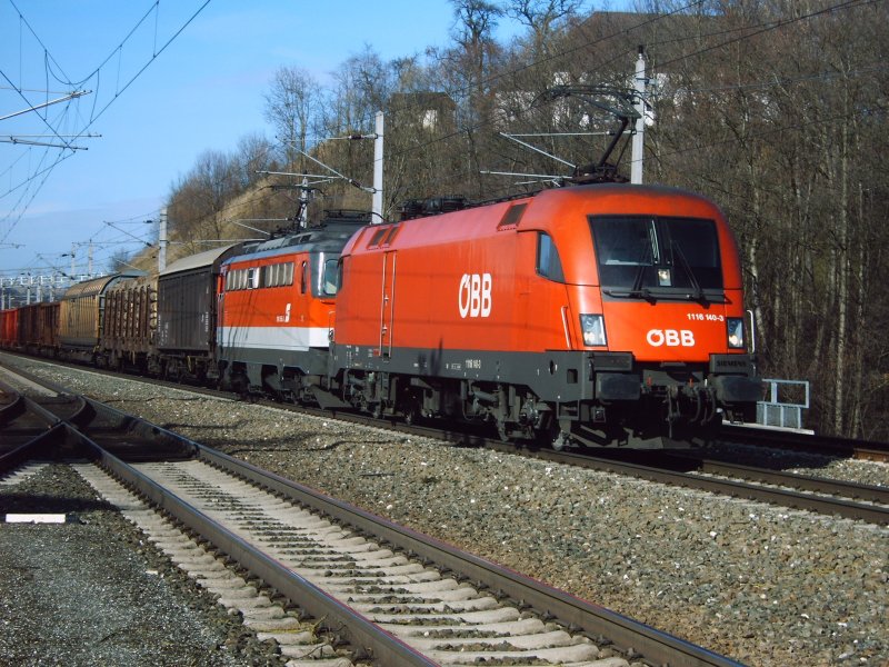 1116 140 + 1142 658 mit einem Gterzug am 14.02.2007 bei der Durchfahrt in Wartberg/Kr.