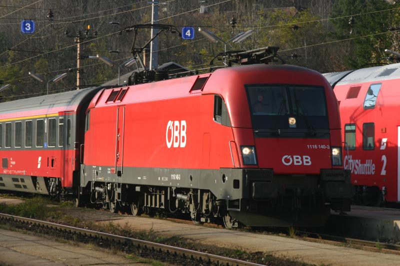 1116 140-3 mit dem IC 536 bei der Durchfahrt in Payerbach-Reichenau. (11.11.2005)