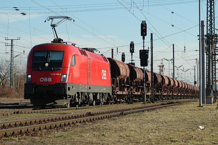 1116 140 bei der Einfahrt in den Bahnhof Wien Htteldorf mit einem Ganzzug Eisengranulat am 8.12.2005. Als Nachschiebelok fungierte 1044 013
