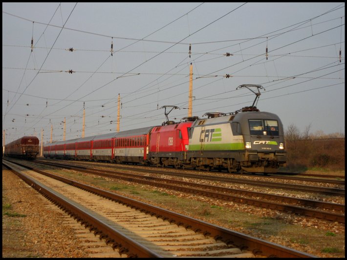 1116 142  CAT  war am 28.3.2007 als Vorspannlok am EC 370 nach Hohenau.
Hier bei der durchfahrt Strasshof.