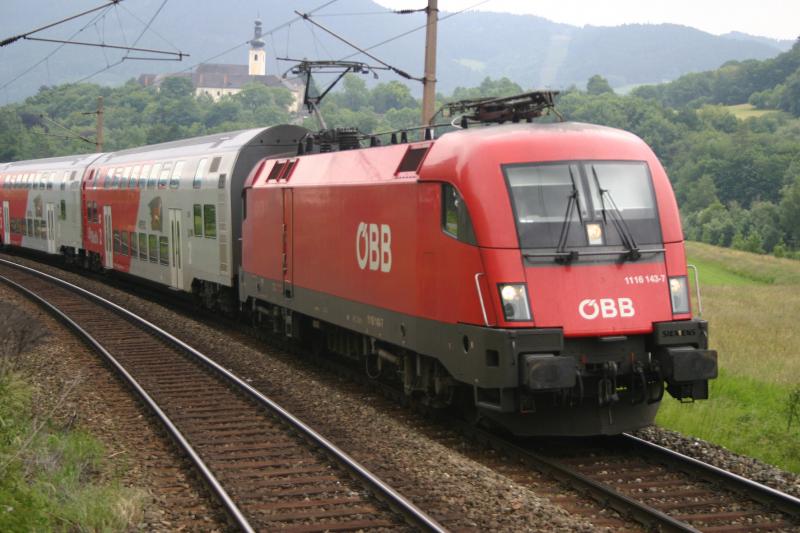 1116 143-7 mit dem R 2979 von Wiener Neustadt-Payerbach bei der Ausfahrt in Gloggnitz. (12.6.2005)