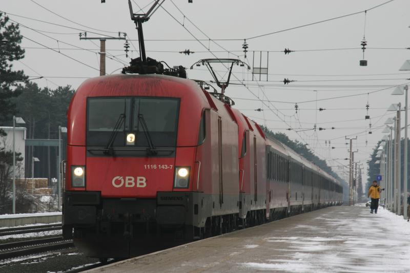 1116 143-7 und eine weitere  Taurus  mit einem IC bei der Durchfahrt in St.Egyden. (26.2.2006)