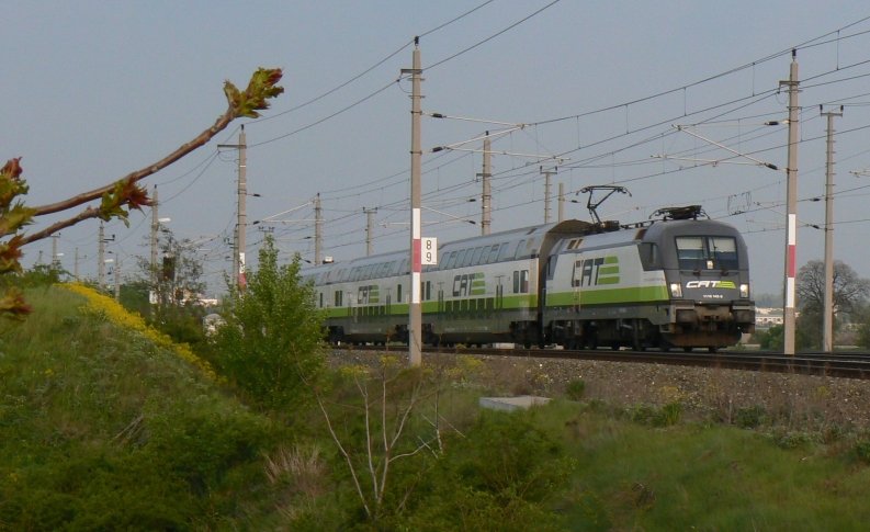1116 143 mit City Airpot Train (CAT) am 26.4.2008 beim Wiener Zentralverschiebebahnhof.