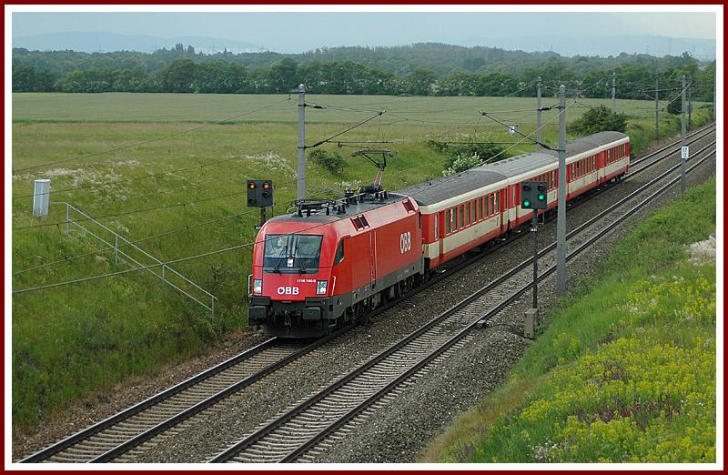 1116 144 bespannte am 9.6.2006 einen Regionalzug Richtung Osten. Die Aufnahme entstand zwischen Himberg und Gramatneusiedl.