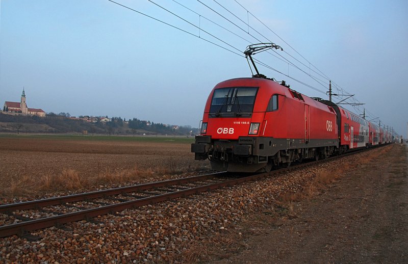 1116 144 mit Regionalexpress 7123 von Krems/Donau nach Stockerau erreicht in Krze Hausleiten. Das Foto entstand am 01.01.2009.