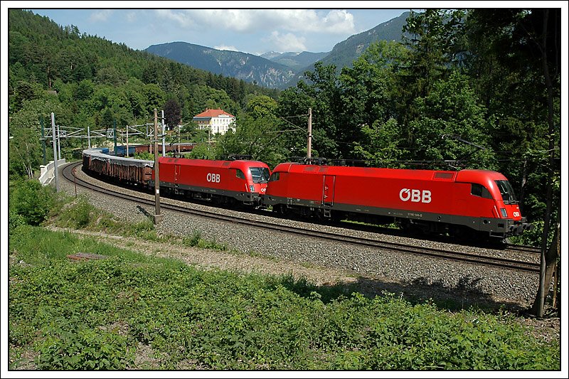 1116 144 vor 1116 076 mit ihrem G�terzug auf der Semmering Nordrampe in K�b am 1.6.2008 aufgenommen.