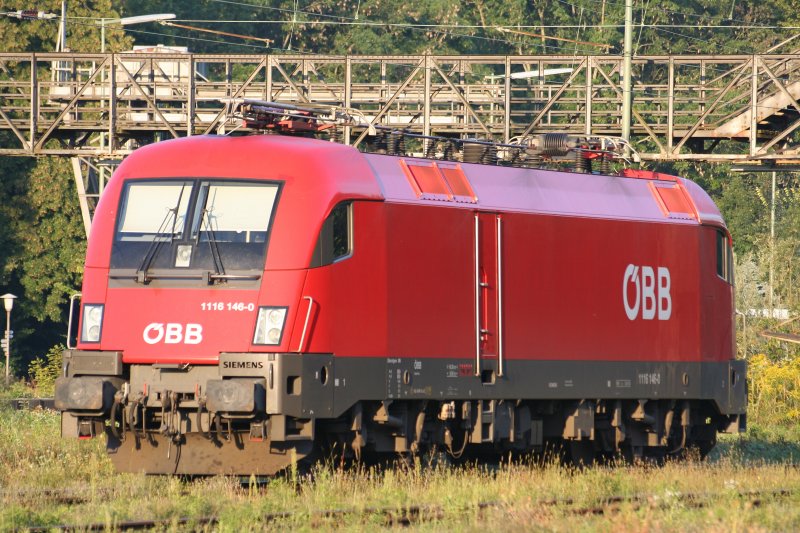 1116 146-0 sonnt sich in der Morgensonne in Lindau Reutin. 
Grund dafr war die Arlbergsperre, sie wird spter einen Gterzug, der ber Salzburg - Mnchen - Lindau umgeleitet wird, weiter nach Vorarlberg bespannen.