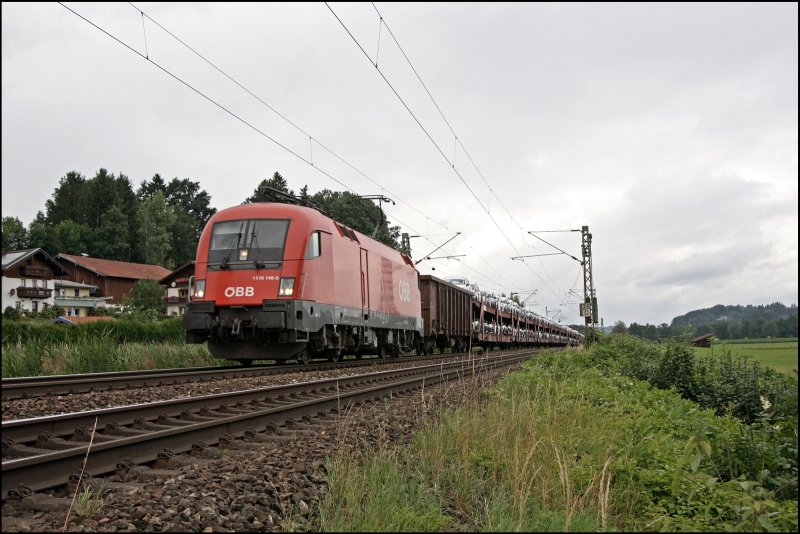 1116 146 hat einen langen Gterzug, darunter viele PKW-Neuwagen, am Haken und ist in Richtung Salzburg unterwegs. (09.07.2008)
