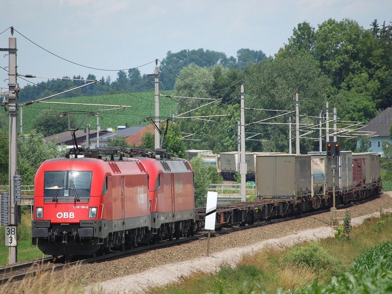 1116 150 + 182 009 sind am 20.06.2008
mit ihrem Containerzug noch ca.1 Kilometer
vom Bahnhof Wartberg/Kr.entfernt.