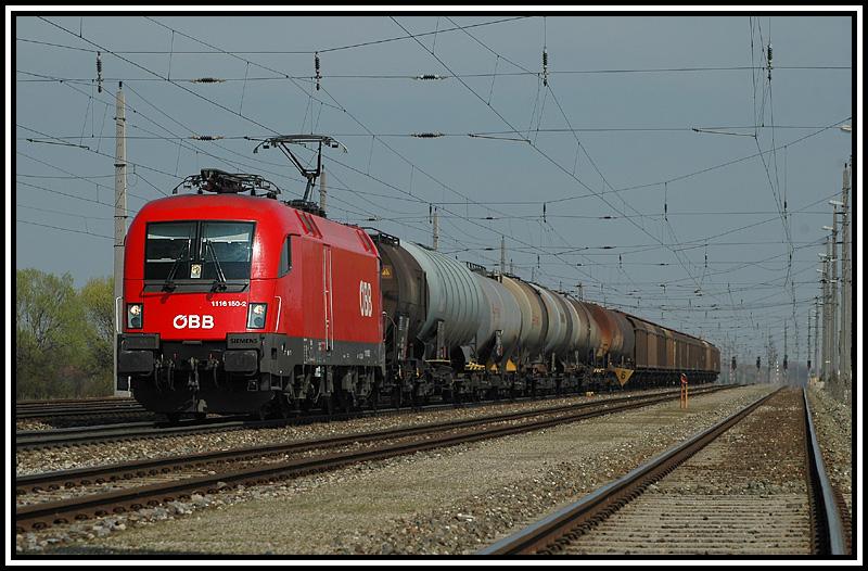 1116 150 am 15.4.2006 bei der Durchfahrt mit einem G�terzug in Wampersdorf.