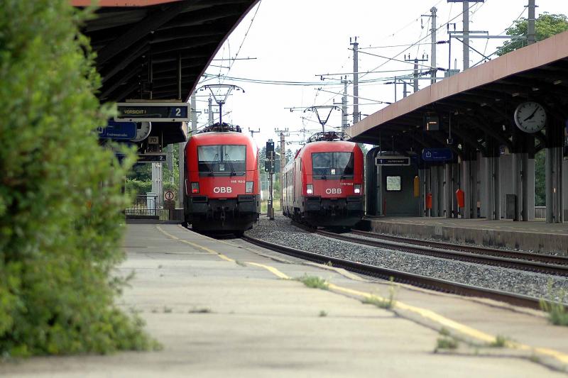 1116 152 mit dem IC 151 auf dem Weg von Wien nach Graz - hier kreuzt er sich in Atzgersdorf-Mauer mit einer Cityshuttlegarnitur