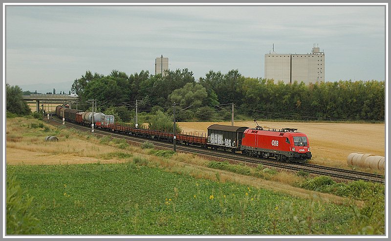 1116 152 mit ihrem Gterzug bei starker Bewlkung auf dem Weg Richtung Wien, aufgenommen am 3.8.2006 kurz vor Wampersdorf.
