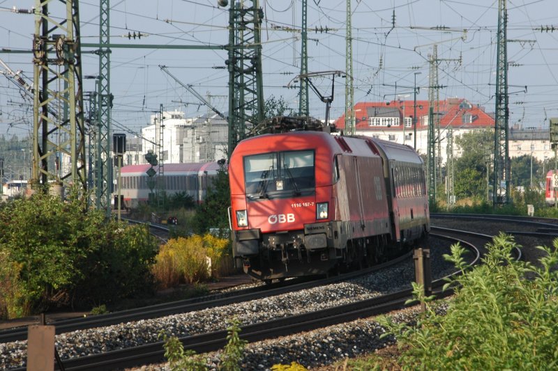 1116 157 am 23.08.09 mit einem EC nach Wien in M�nchen-Leuchtenbergring