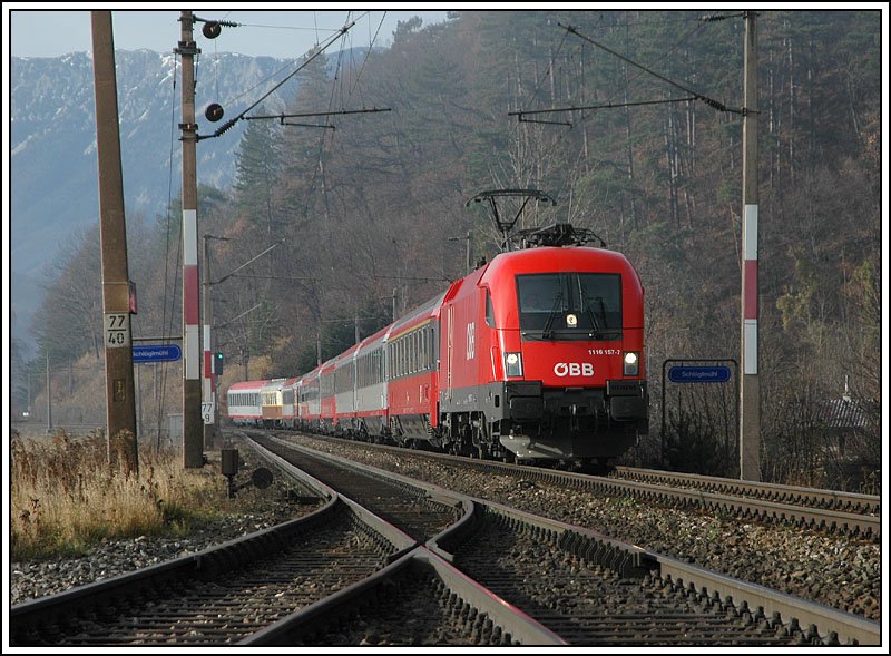 1116 157 bespannte am 25.11.2006 dem IC 534  Naturpark Grebenzen  von Villach nach Wien. Die Aufnahme entstand bei der Durchfahrt der Haltestelle Schlglmhl.