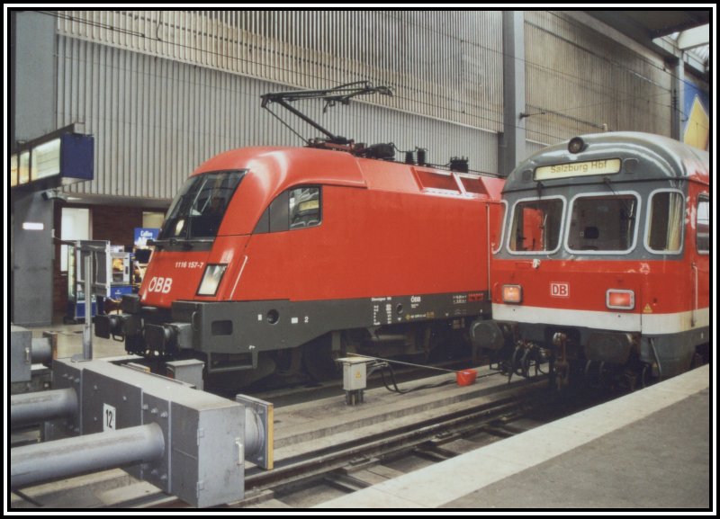 1116 157 von der Traktion Villach hat einen EC nach M�nchen gebracht, und wird jetzt in das Betriebswerk M�nchen West fahren.
Auf dem Nebengleis wartet ein Regionalexpress auf die Abfahrt nach Salburg.