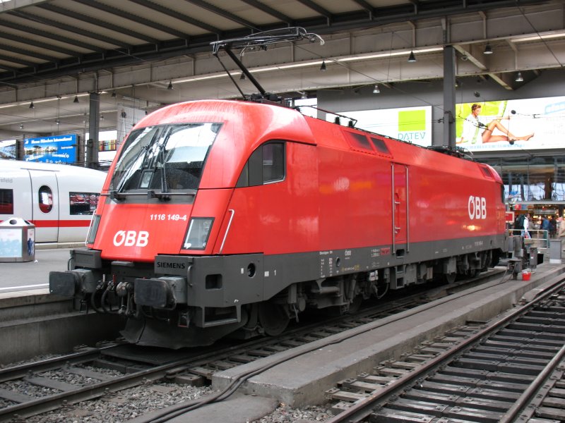 1116 159-4 ist in Mnchen HBF gerade abgehngt worden und wartet auf die abfahrt des Zuges ,um ins Abstellgleis zu fahren