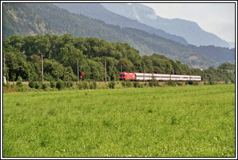 1116 161 fhrt mit einem OEC Richtung Innsbruck. Aufgenommen bei Stans b. Schwaz.