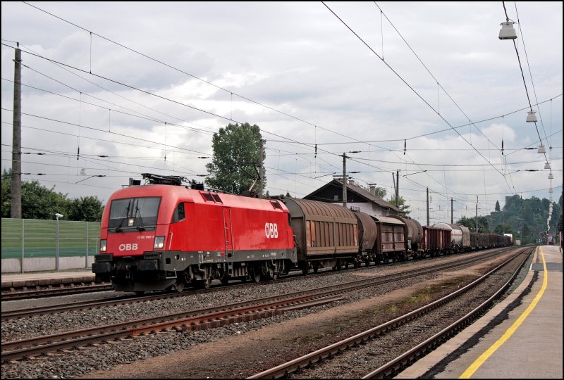 1116 162 bringt einen gemischten Gterzug vermutlich zum Rangierbahnhof Hall i.Tirol. (08.07.2008)
