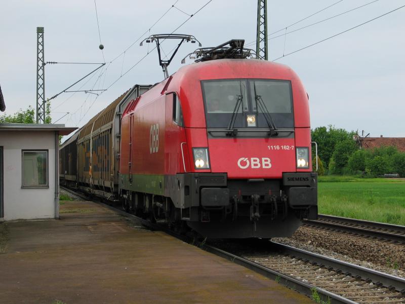 1116 162 mit einem gemischten Gterzug in Girching. 25.04.2006
