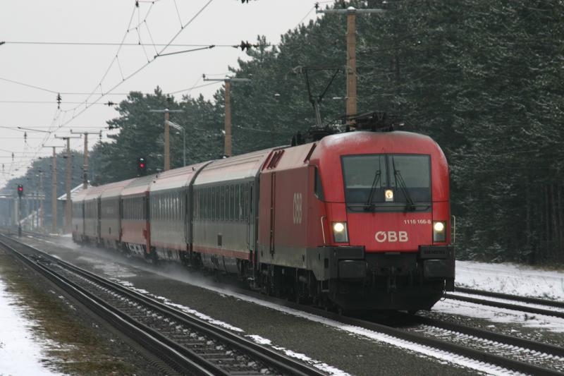 1116 166-8 mit einem IC bei der Durchfahrt in St.Egyden. (26.2.2006)