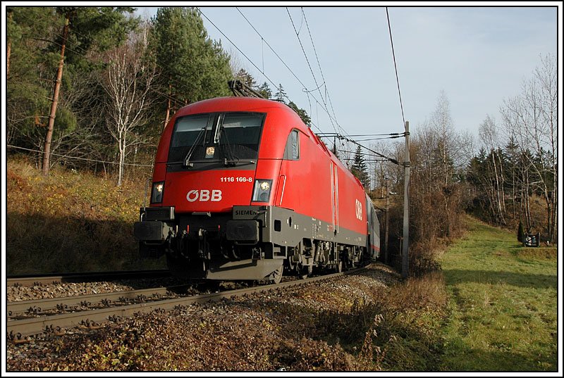 1116 166 mit dem IC 537  Europ. Computerfhrerschein  bei der Ausfahrt aus dem Klamm-Tunnel nach der Station Klamm-Schottwien am 25.11.2006.