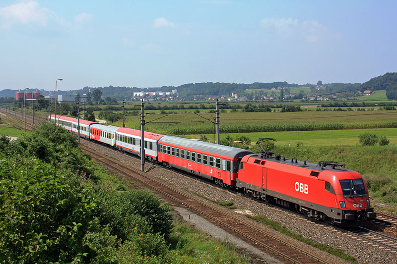 1116 171 mit dem LP 34501 auf der Fahrt von St. Valentin nach Wien Westbahnhof nahe Amstetten. (11.08.2009)

