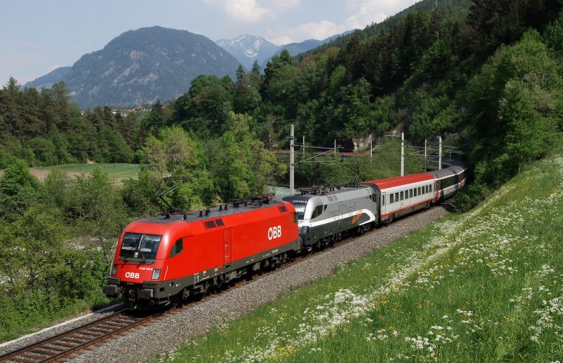 1116 172 und 1016 034 (railjet - Vordesign) mit OEC 162 in Waldele (Roppen) (29.04.2007)