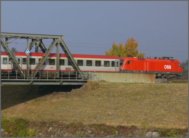 1116 174-2 beim Verlassen der Rheinbrcke auf der liechtensteinischen Seite. (01.11.2007)